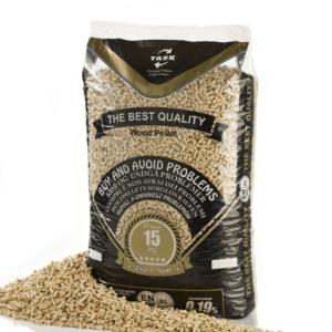 Worek pelletu drzewnego TASK Premium 15 kg (Ø 6 mm, klasa EN A1, zawartość popiołu 0,19%) z rozsypanym pelletem u podstawy
