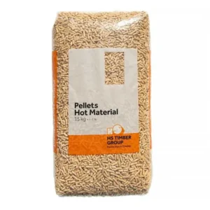 Worek pelletu drzewnego HS Timber Hot Material 15 kg (6 mm, EN A1) na białym tle